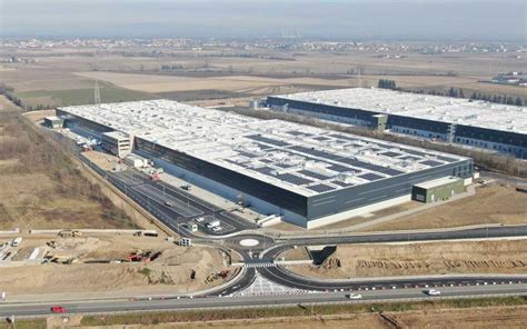 centro logistico trecate prada|Kering a Novara con il polo gigante che consegnerà il .